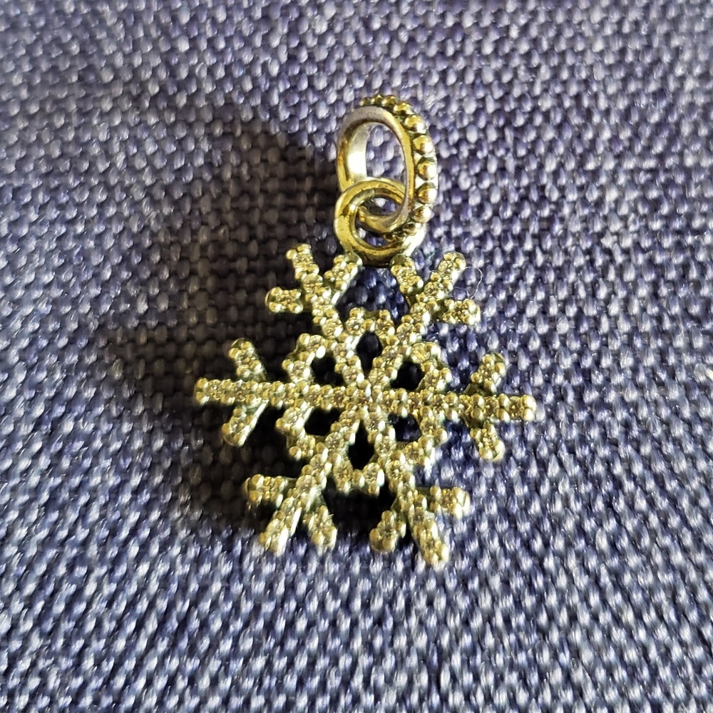 Pandora Winter Kiss Snowflake Retired